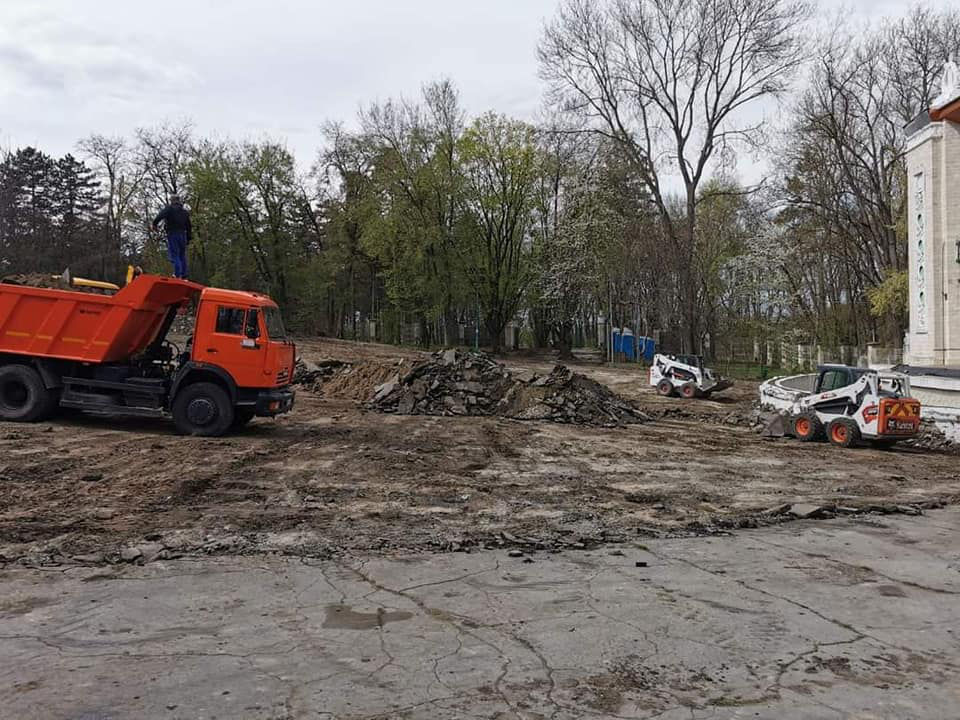 В летнем театре в парке "Валя Морилор" идет ремонт.