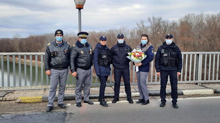 Молдавские пограничники поздравили румынских коллег с Национальным днем страны.