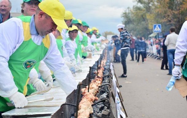 В Казахстане приготовили рекордный по длине шашлык.