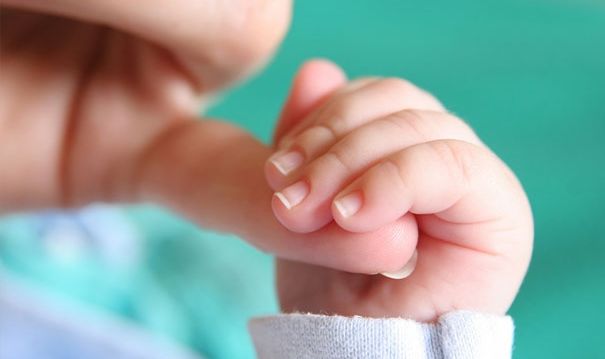 Mamele susțin că sunt forțate să plătească pentru poze la externare