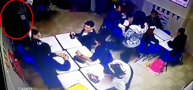 Парень зашел в кабинет, где проходили занятия, после чего выстрели сначала в учителя, а затем в некоторых учеников. 