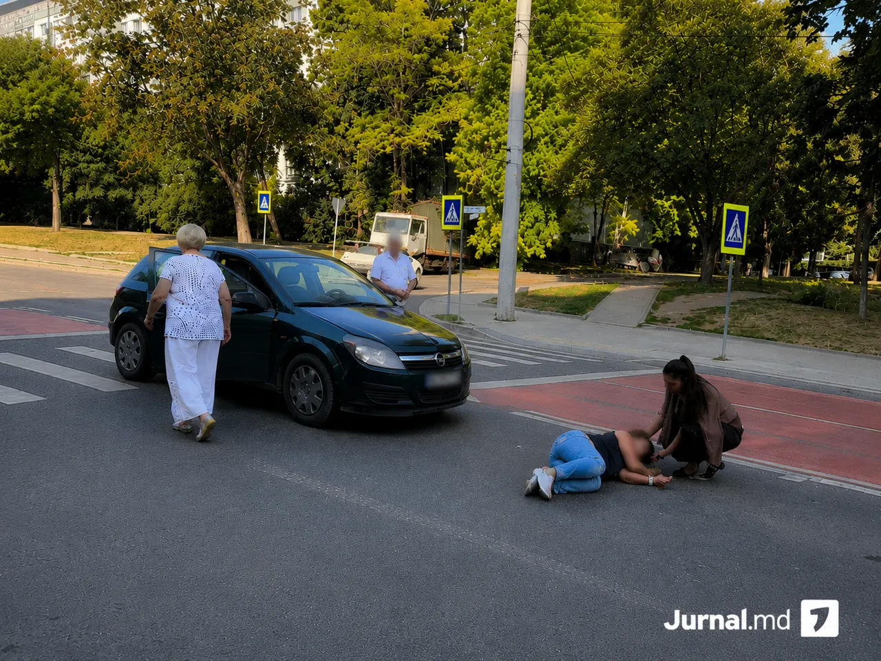 В Кишиневе автомобиль сбил женщину на пешеходном переходе.