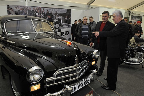 Subiectul a fost atât de interesant că şi concetăţenii noştri aflaţi peste hotare la muncă au urmărit cu atenţie epopeia parkului de automobile de lux şi retro a lui Vladimir Voronin.