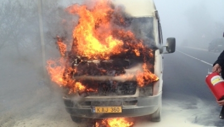 Un microbuz a luat foc în apropiere de localitatea Popeasca, raionul Ștefan Vodă. Incendiu s-a produs ieri dimineață, în timp ce mijlocul de transport staționa în apropiere de o stație de alimentare.