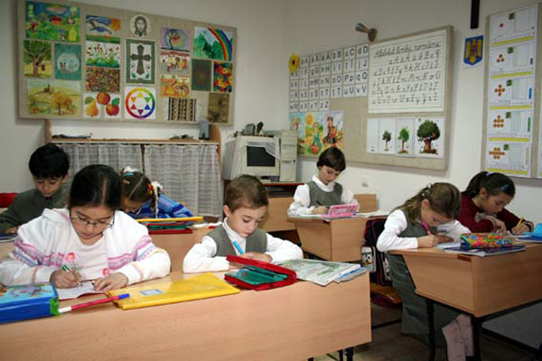 În ţară funcţionează 1460 de instituţii de învăţămînt preuniversitar şi 1400 de instituţii preşcolare. Foto: scoalabrancoveneasca.ro