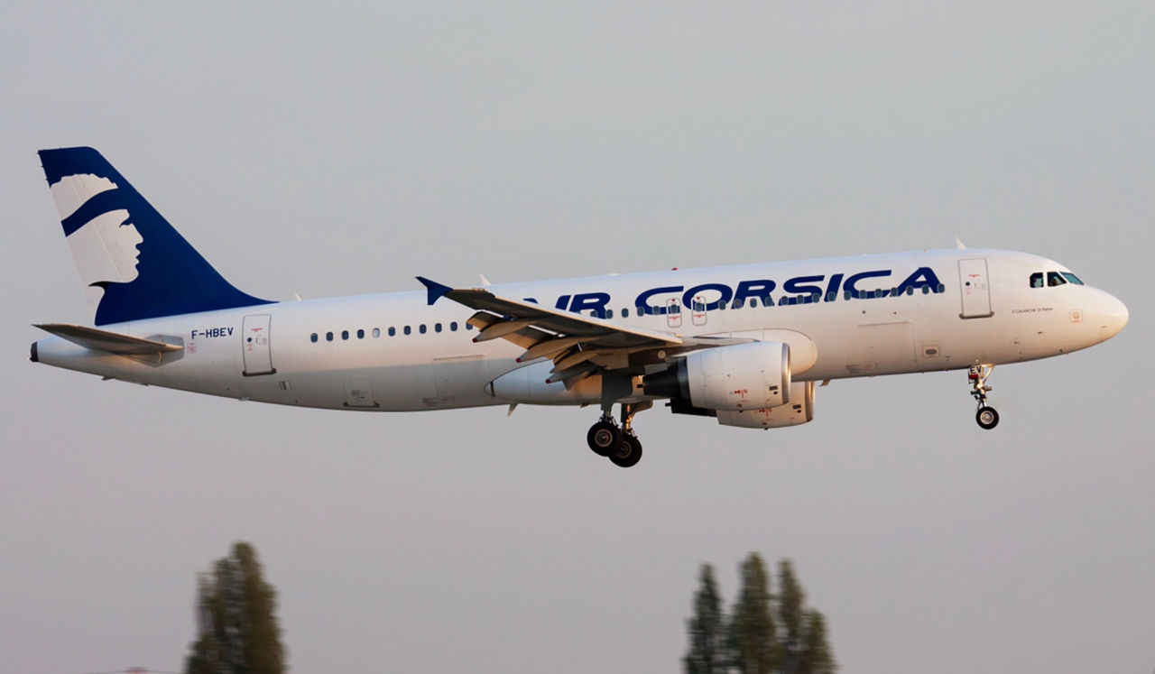 Un avion de pasageri nu a putut ateriza pe Aeroportul din Corsica: Controlorul de trafic aerian a adormit.