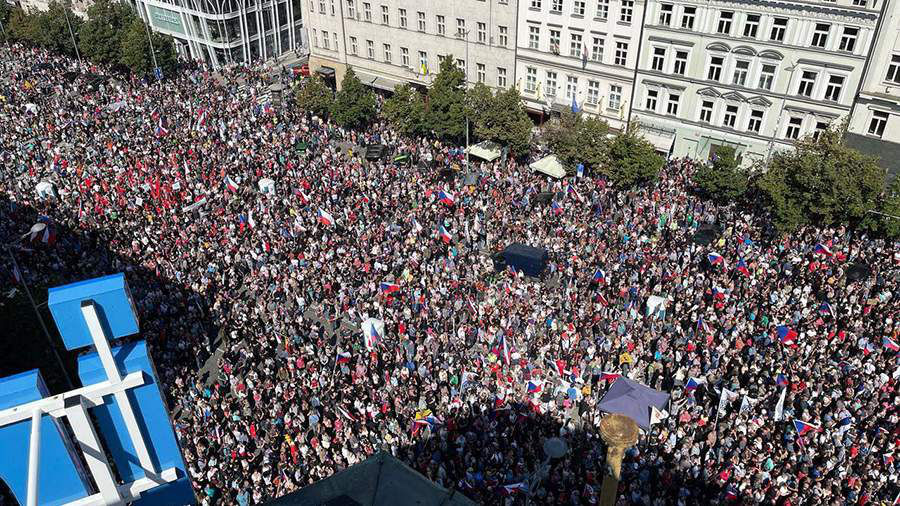 Антиправительственный митинг в Праге собрал более 20 тыс. человек.