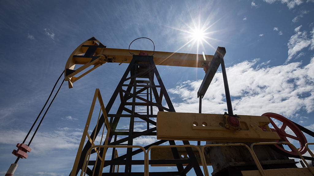 Нефть дорожает на фоне сокращения предложения.