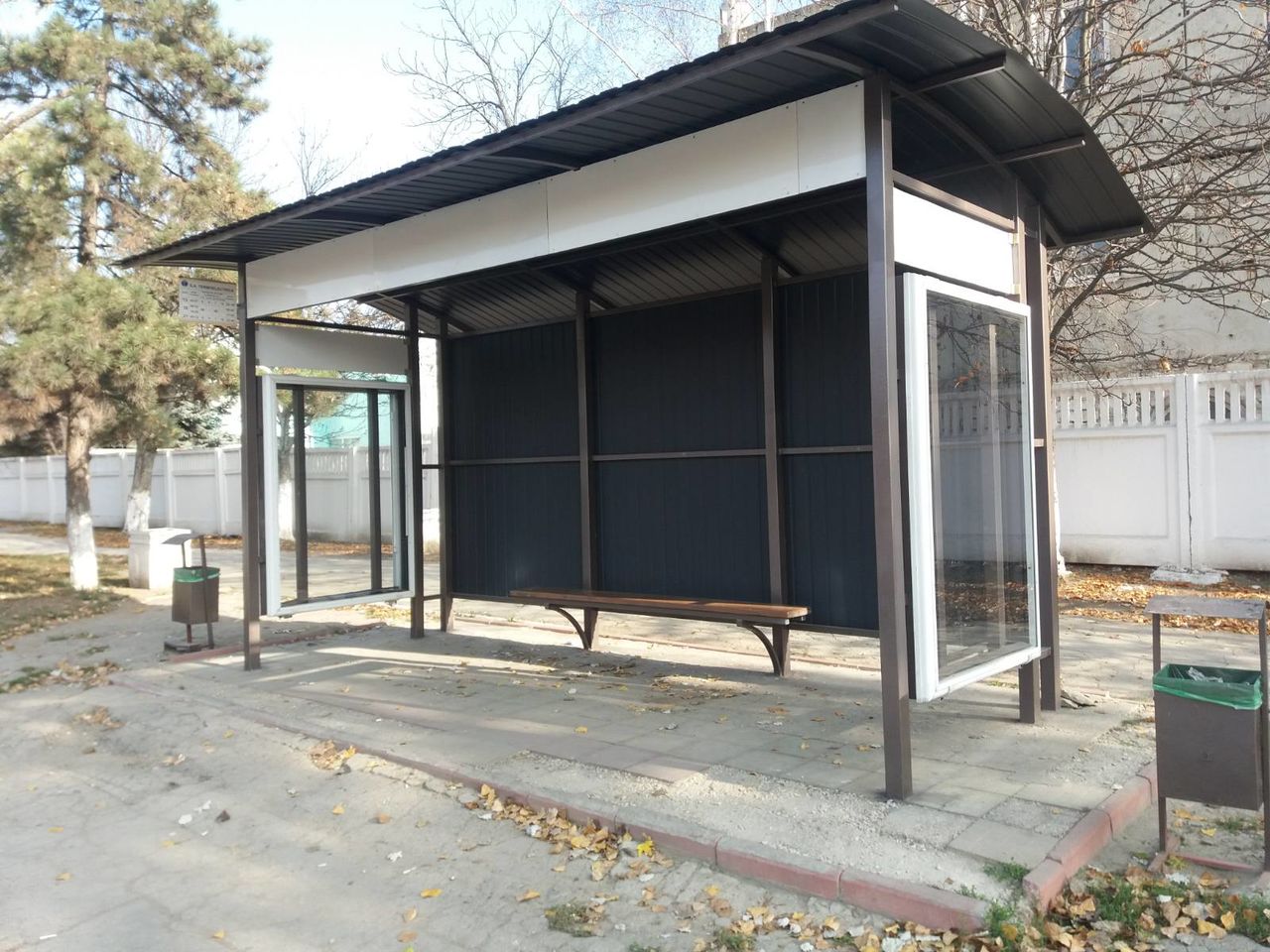 Были отремонтированы пять остановок ожидания городского транспорта в секторе.