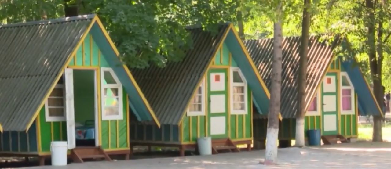 Низкие заработные платы педагогов вынуждают их летом искать подработку вне сферы образования.