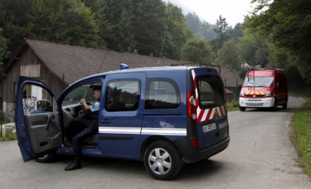 Procurorul din Bastia, Dominique Alzeari, a anunţat că se va deplasa la locul crimelor, fără a face alte comentarii.