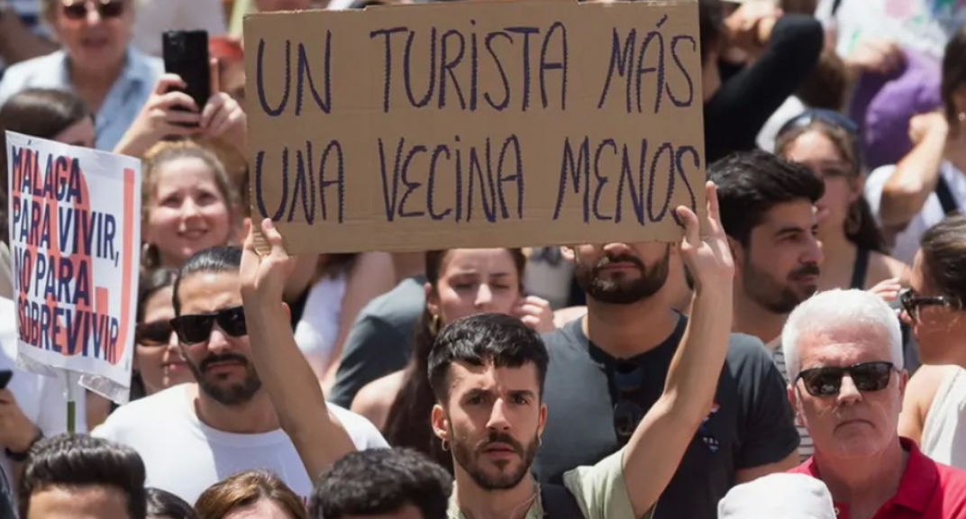 В испанской Андалусии протестовали против засилья туристов.