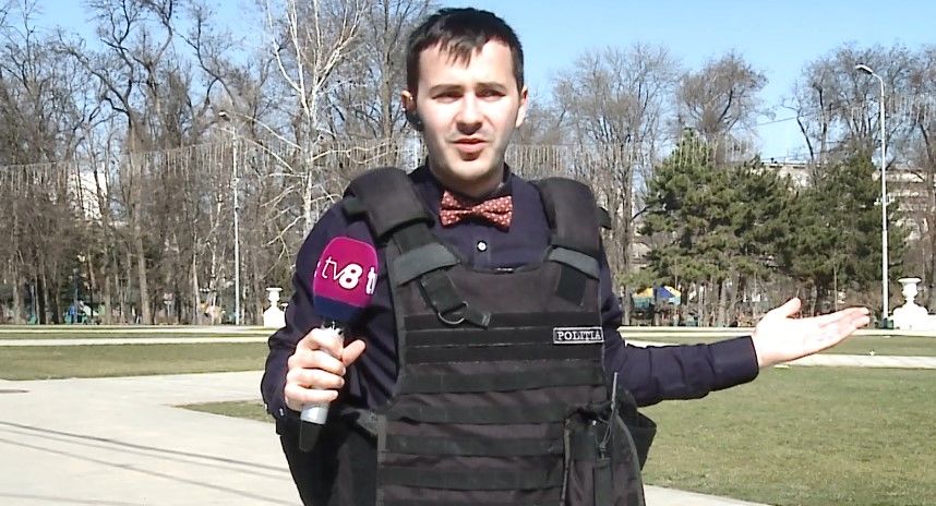 Патрульные инспекторы экипированы антивандальными жилетами и специальными очками.