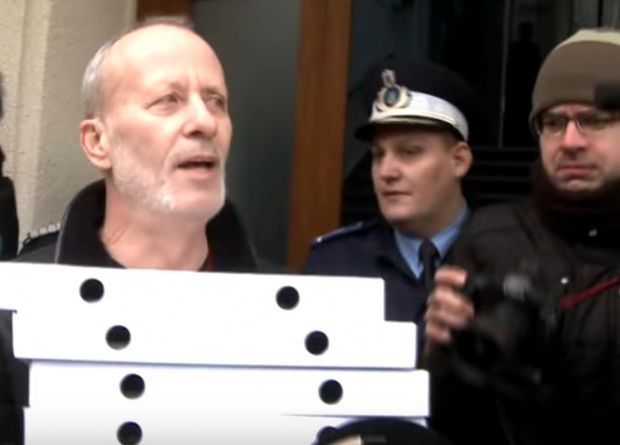 Momentul în care Andrei Gheorghe le-a dus pizza procurorilor DNA.