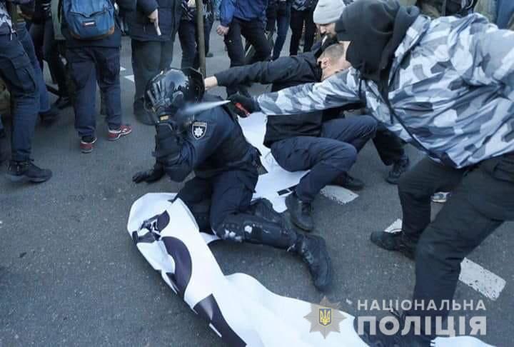 При стычках возле Рады пострадали 23 силовика.