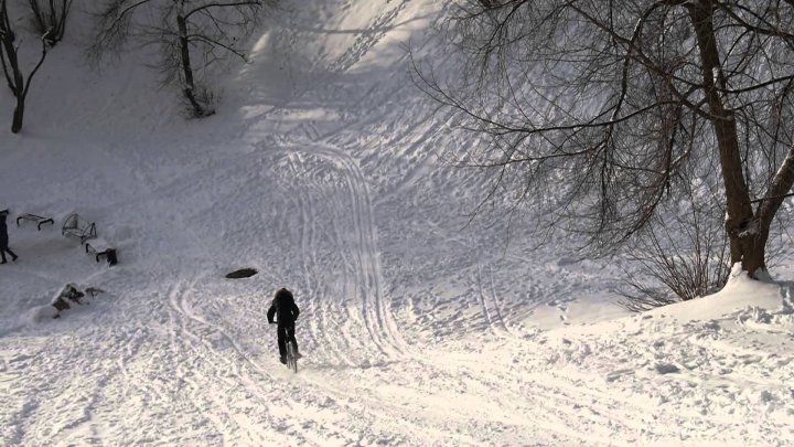 Молодежь накануне вечером устроила экстремальное катание со снежной горки.