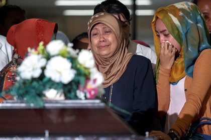 Семьи пассажиров, погибших при падении самолета авиакомпании AirAsia, получат по 100 тысяч долларов.