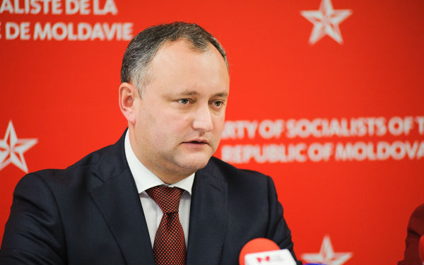 Додон также отметил, что «пока евроунионисты безрезультативно ездят на поклон в западные столицы, мы, социалисты, помогаем реальному сектору экономики сохранить рабочие места».