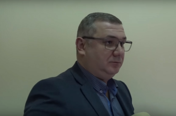 После случившегося Рудник экстренно покинул здание администрации, оставив верхнюю одежду в раздевалке.