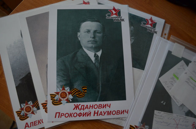 Приднестровцы оформляют стенды с портретами земляков-героев.