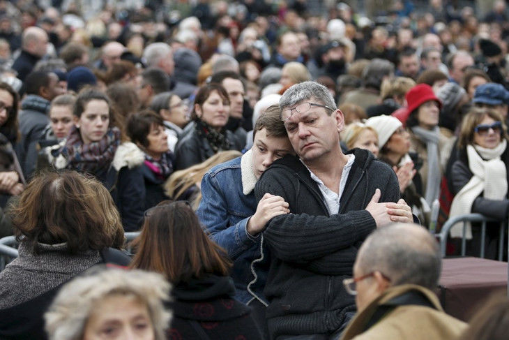 В Париже почтили память погибших в теракте 2015 года.