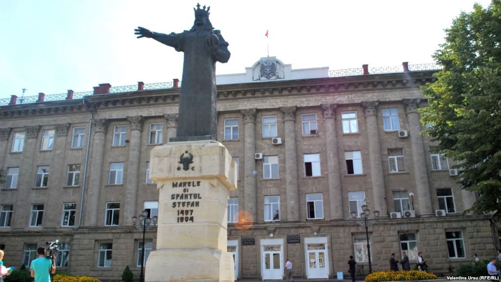 Holurile primăriei din Bălţi au fost inundate, astăzi, de apa care s-a scurs din sistemul de încălzire. Foto: europalibera.org