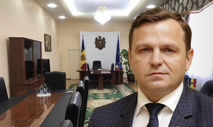 Нэстасе показал журналистам свой рабочий кабинет.
