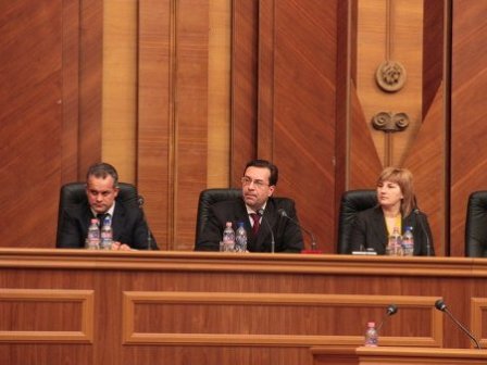 Din acest motiv, președintele Parlamentului, Marian Lupu a anunțat încheierea ședinței de lucru și amânarea proiectelor de legi rămase, pentru o altă zi.