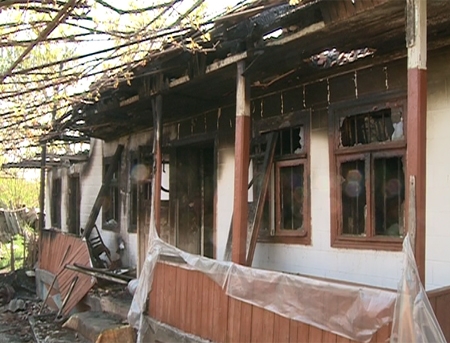 Pentru a şterge urmele crimei, bănuiţii au incendiat casa.  