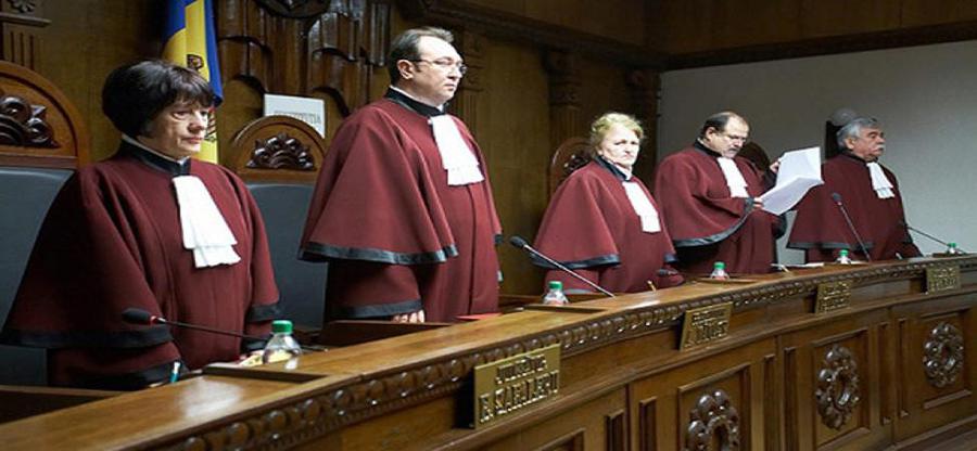 Chiar dacă judecătorii Curţii sunt numiţi de politicieni, aceştia trebuie să aibă independenţă totală, susţine oficialul. 