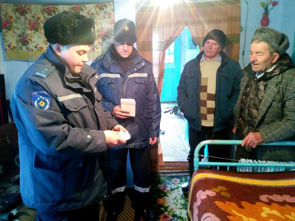 Пожарные извещатели были установлены у пожилых людей, инвалидов, прикованных к постели, и у многодетных семей. Фото: facebook.com/Inspectoratul General pentru Situații de Urgență al MAI.