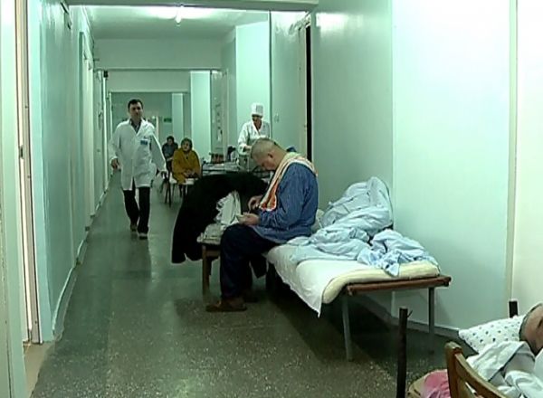 Pacientii dorm pe scaune pe holuri, din cauza ca sunt prea multi si nu incap in saloane. Foto: proTV.md