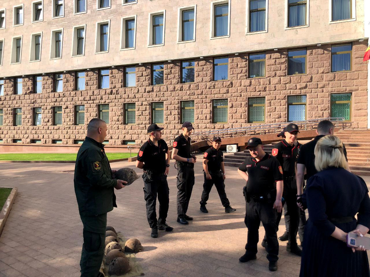 У здания парламента протестуют против переименования Дня Победы.