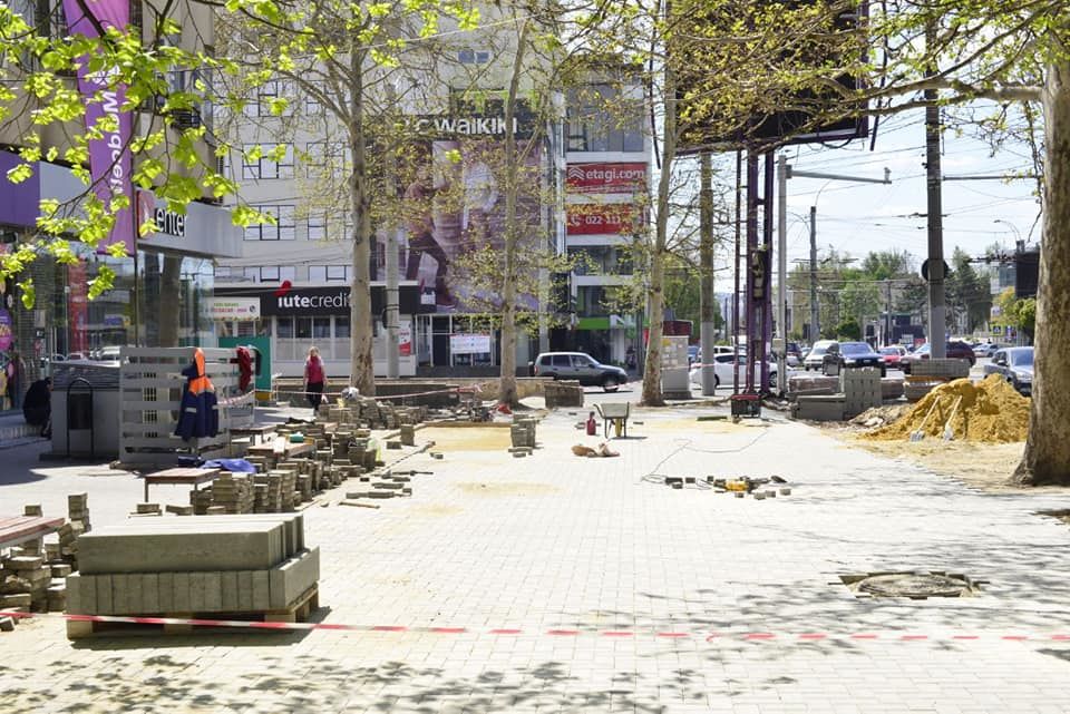 Полная реконструкция тротуара на Московском проспекте завершится в конце лета.