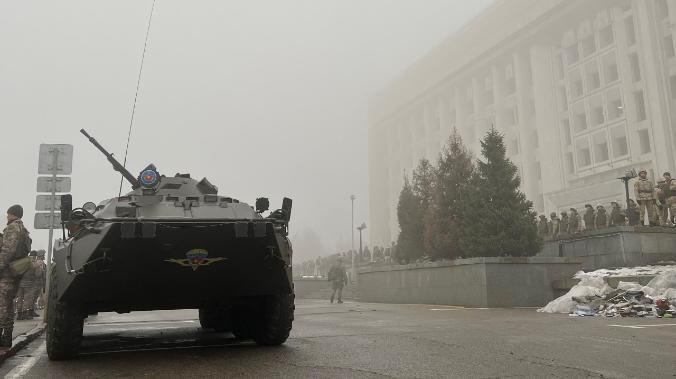 Протестующие захватили резиденцию президента в Алма-Ате.