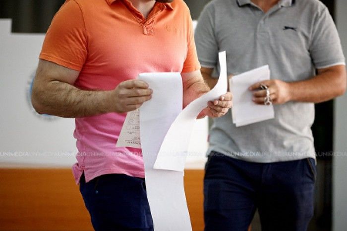 Numele a sute de persoane decedate se regăsesc în listele electorale care oficial pot să-și aleagă viitorul președinte.
