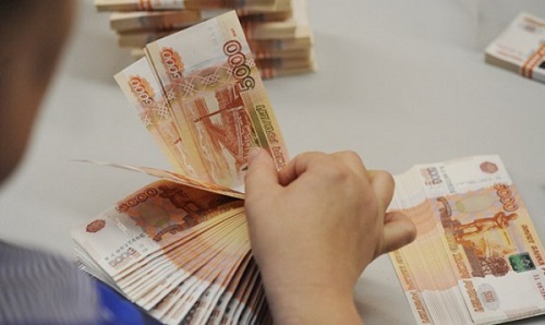 Зарплаты бюджетникам, пенсии и налоги и стипендии будут платить в российской валюте.