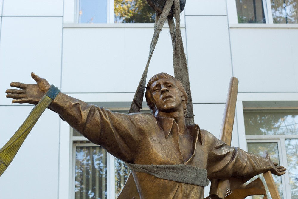 В Одессе демонтировали памятник Высоцкому.