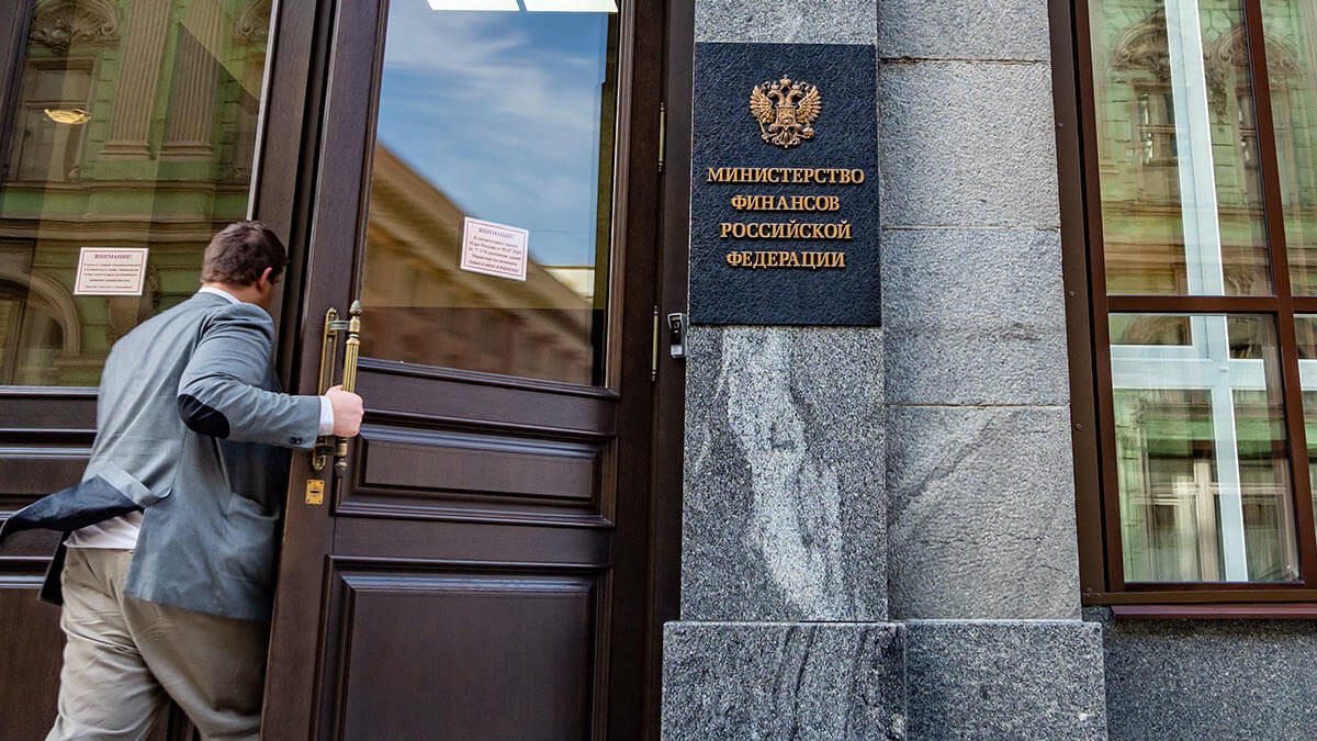 Минфин РФ опровергает данные Bloomberg по прогнозу спада экономики до уровня 90-х годов.