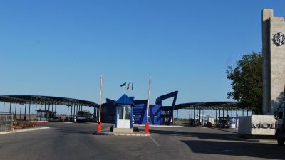 Легковым машинам в эти дни пришлось пересекать границу через КПП Удобное.
