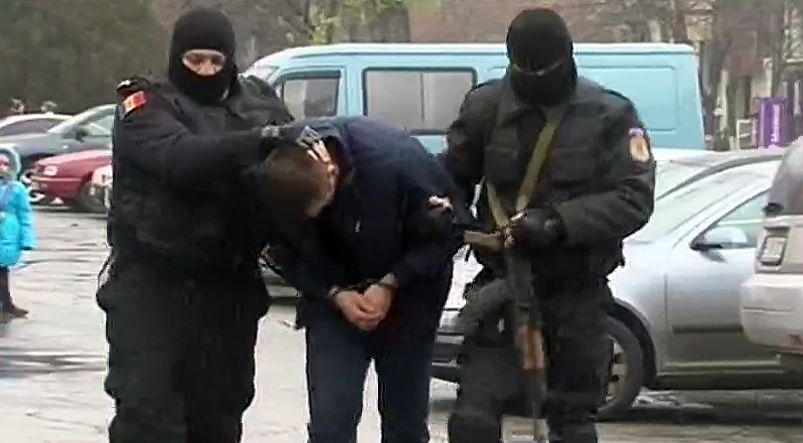 Операцию провели после обысков по 15 адресам подозреваемых.