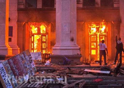 Кто убивал и добивал одесситов, пытающихся покинуть горящий Дом профсоюзов, отчетливо видно на кадрах.