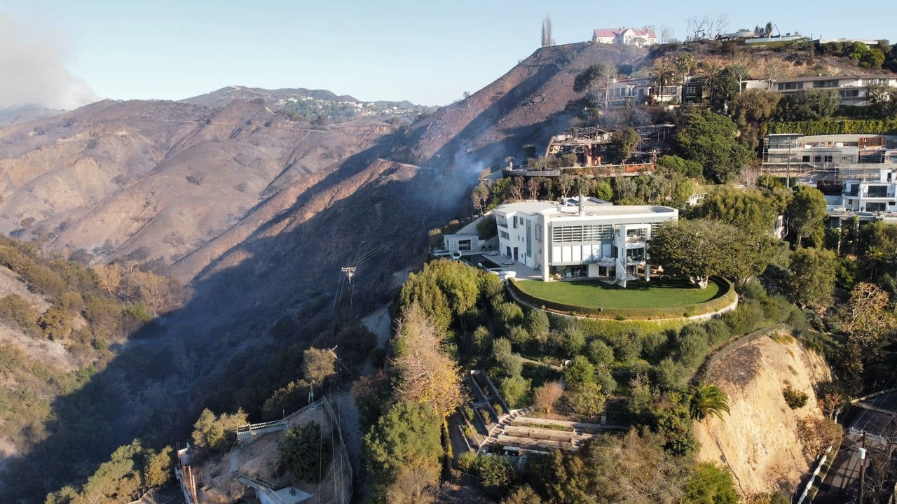 Conacul alb al lui Tom Hanks a supraviețuit miraculos incendiilor de la Hollywood.