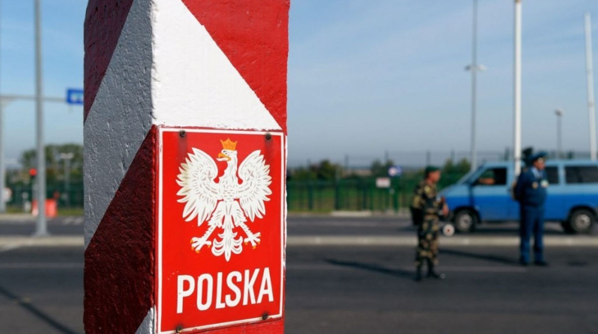Польша разворачивает войска на границе с Украиной для защиты пунктов пропуска.