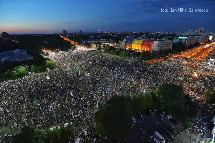 Число пострадавших во время протестов в Бухаресте выросло до 440 человек.