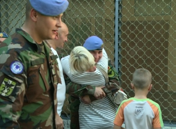Emotiile despartirilor nu mai contenesc la Ministerul Apararii. Dupa ce ... un grup de pacificatori a plecat in Kosovo, altii tocmai au revenit.