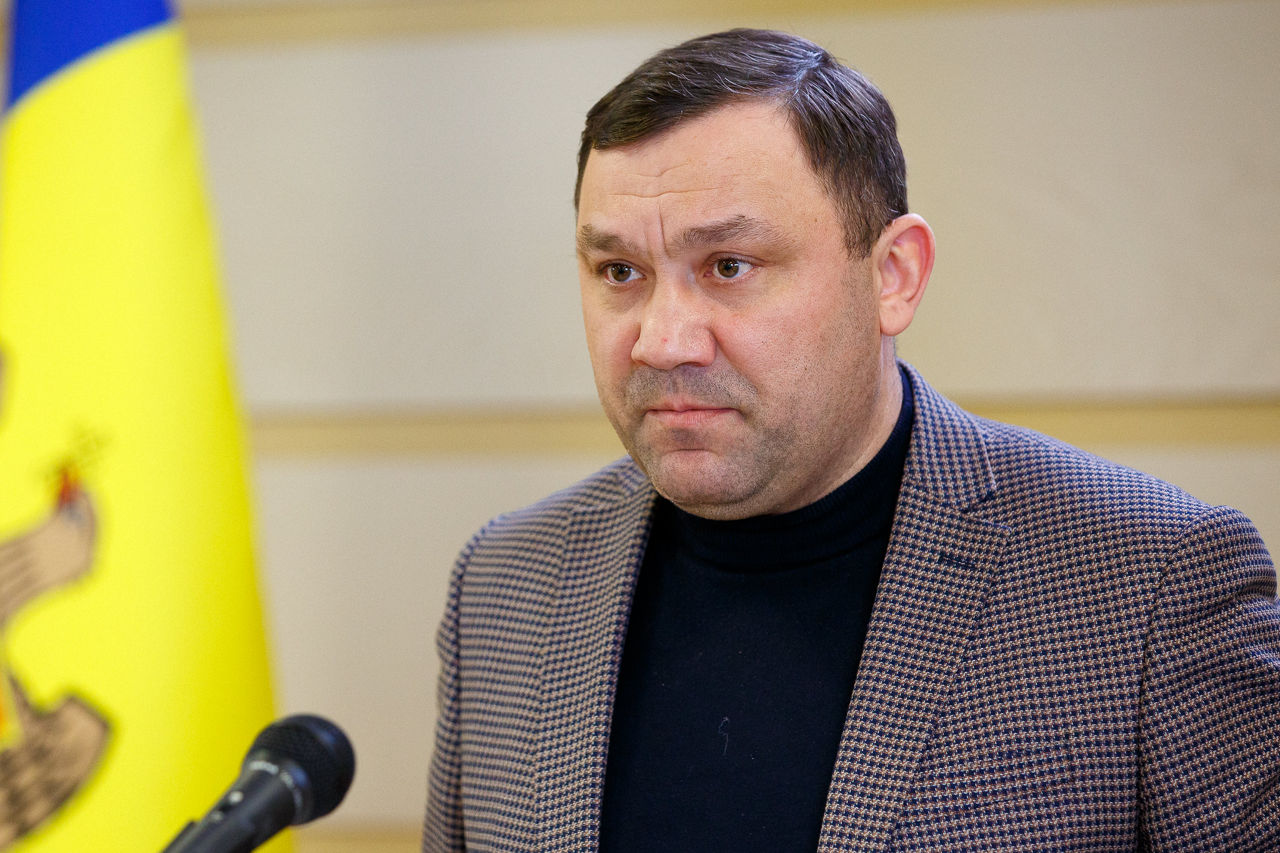 Депутат от фракции ПДС Василе Грэдинару.