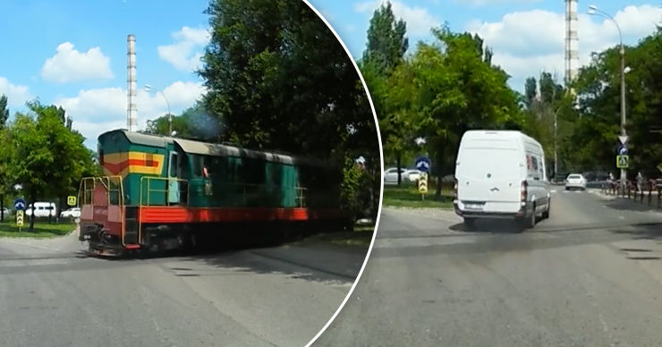 В столице водители разозлились на мужчину, пропускающего локомотив.