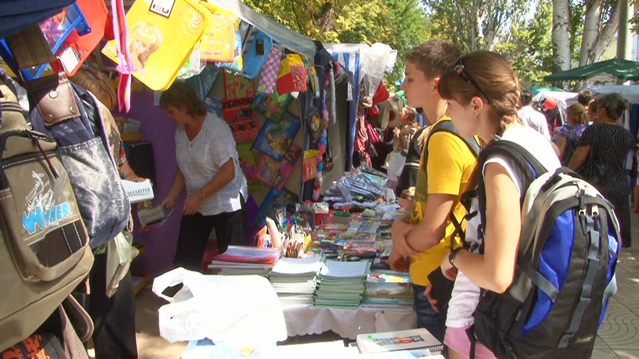 Продавцы говорят, что многие родители покупают детям ортопедические ранцы, ведь носить придется много учебников. Фото: allmoldova.com.