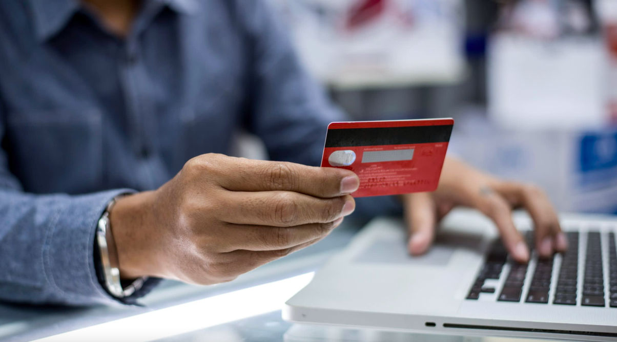 Numărul cazurilor de nerambursare a datoriilor pe cardurile de credit din SUA a crescut la cel mai înalt nivel din 2010.